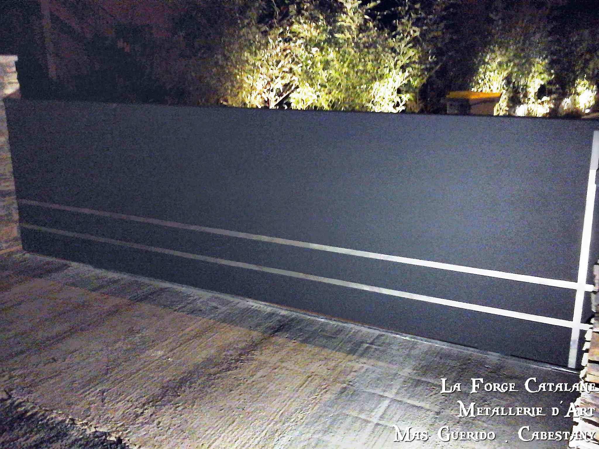 portail thermolaque tole pleine bandeau inox forge catalane.jpg